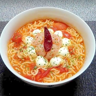 モッツァレラチーズとむき海老のトマト缶塩ラーメン